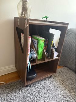 Small bookshelf / nightstand - good condition