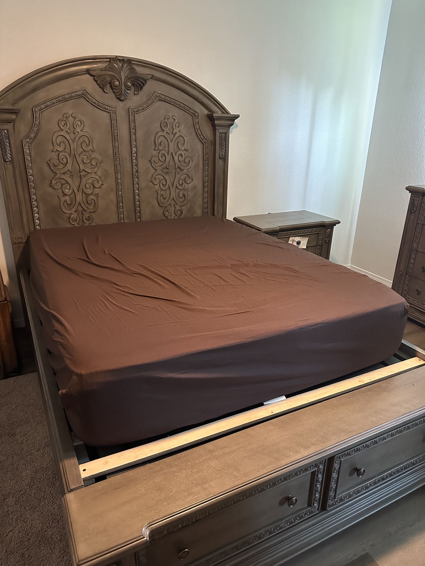 Nueva cama buró tocador y cajonera de venta. Es nuevo y es de pura madera. Buró tiene USB.