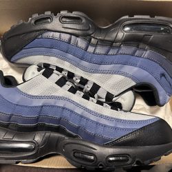 NIKE AIR MAX 95 ESSENTIAL Men’s Size 8 Black / Obsidian / Navy Blue 