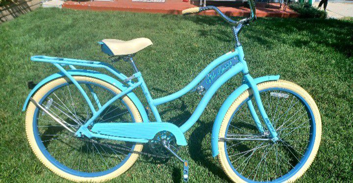 Huffy Nel Lusso Beach Cruiser 
26" Rims
Excellent Condition 