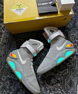 Automatic shoelace shoe flip gift box