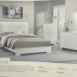 Brand New 4 Pc Queen Bedroom Set , Bed, Dresser ,NS , Mirror $799 