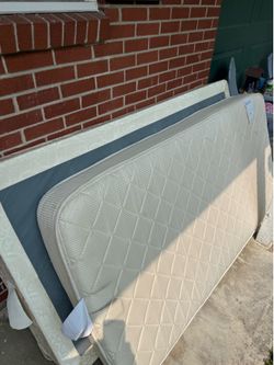 Twin mattress and box spring