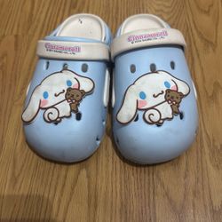 Cinnamon Roll Girls Slides Size 6