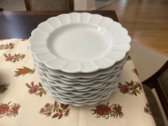 Pottery Barn Great White Scallop dinner plates (11)