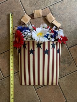 Patriotic metal door hanger decor