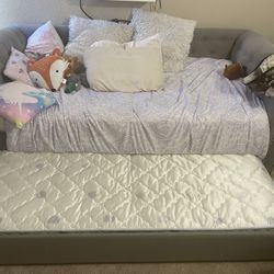 Like Néw, Day Bed With Mattress 