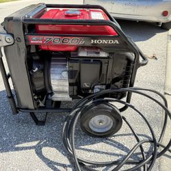 Honda EM7000is 7000W Inverter Generator – Only 3 Hours – Like New – $2,500 Firm – Miami