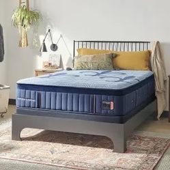 Mattress Stearns and Foster lux hybrid plush queen size brand new