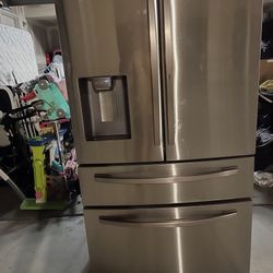 Samsung Stainless Steel Refrigerator Excellent Condition. Everything Works. Temperature Is On Point.