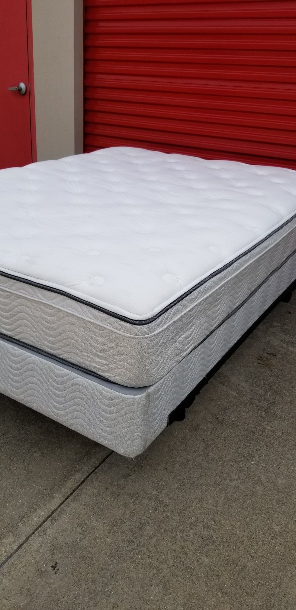 SIMMONS BEAUTY SLEEP QUEEN BED