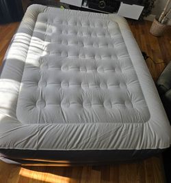 Full Size Air Mattress with Pump