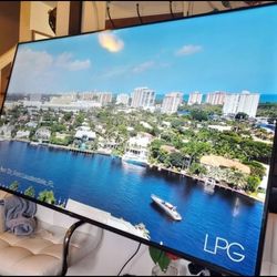 70" Roku Smart Tv 4k Great Condition Like New Stil Have The Legs.  Great Quality Pic No Scratch 