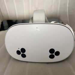 vr meta quest 3s stains on head part perfect condition both controllers work asking 350 we can work something out or trades 