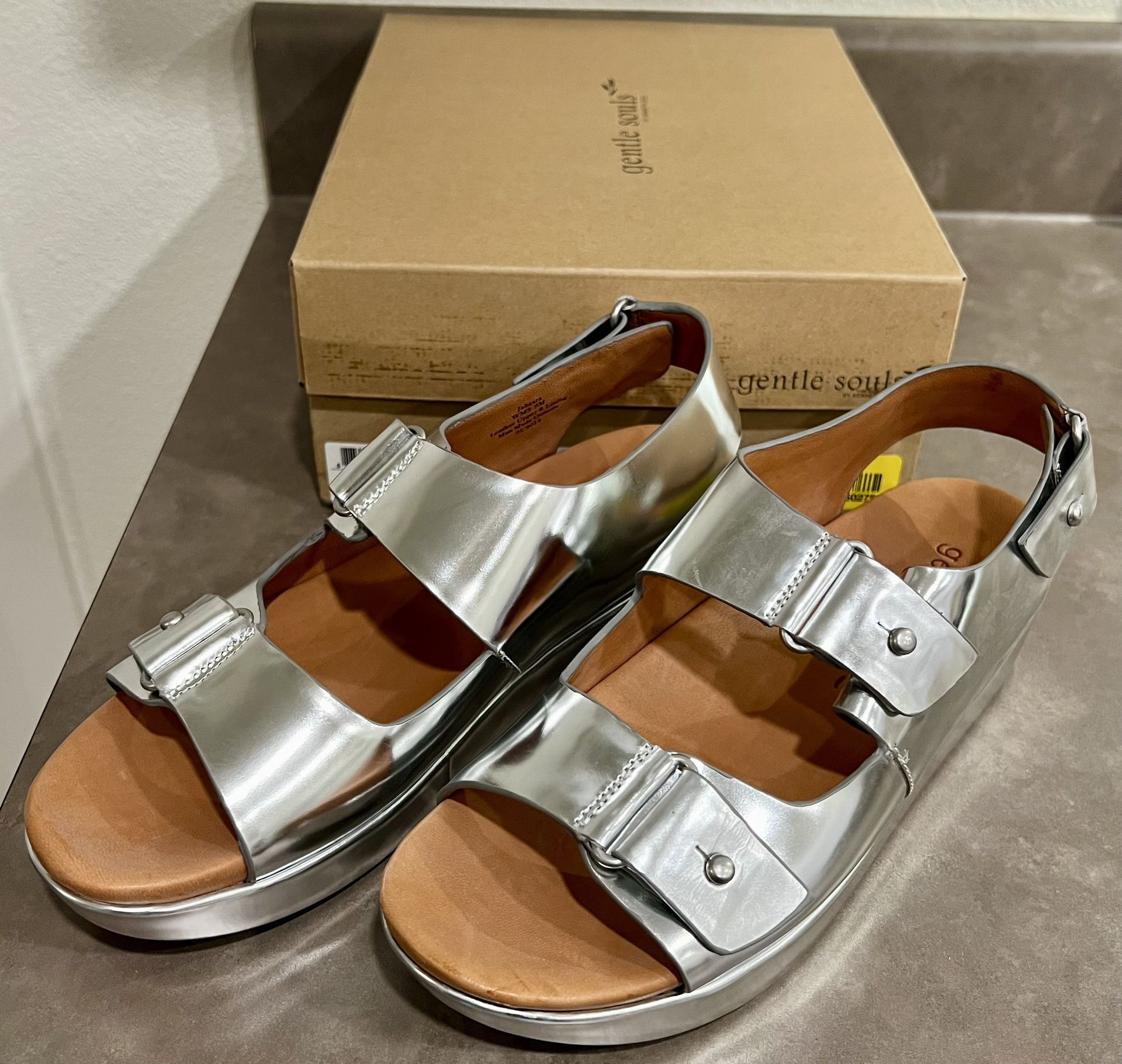Gentle Souls NIB Silver Metallic Jahzara 9M Comfort Leather Wedge Sandals