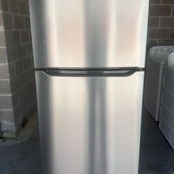 Frigidaire Refrigerator and top- Freezer