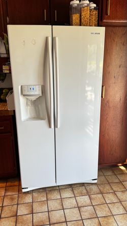 Samsung Side-by-Side Refrigerator – White – Ice & Water Dispenser