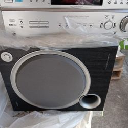 un recividor y Bajo es 12 marca Sony estan Nuebos