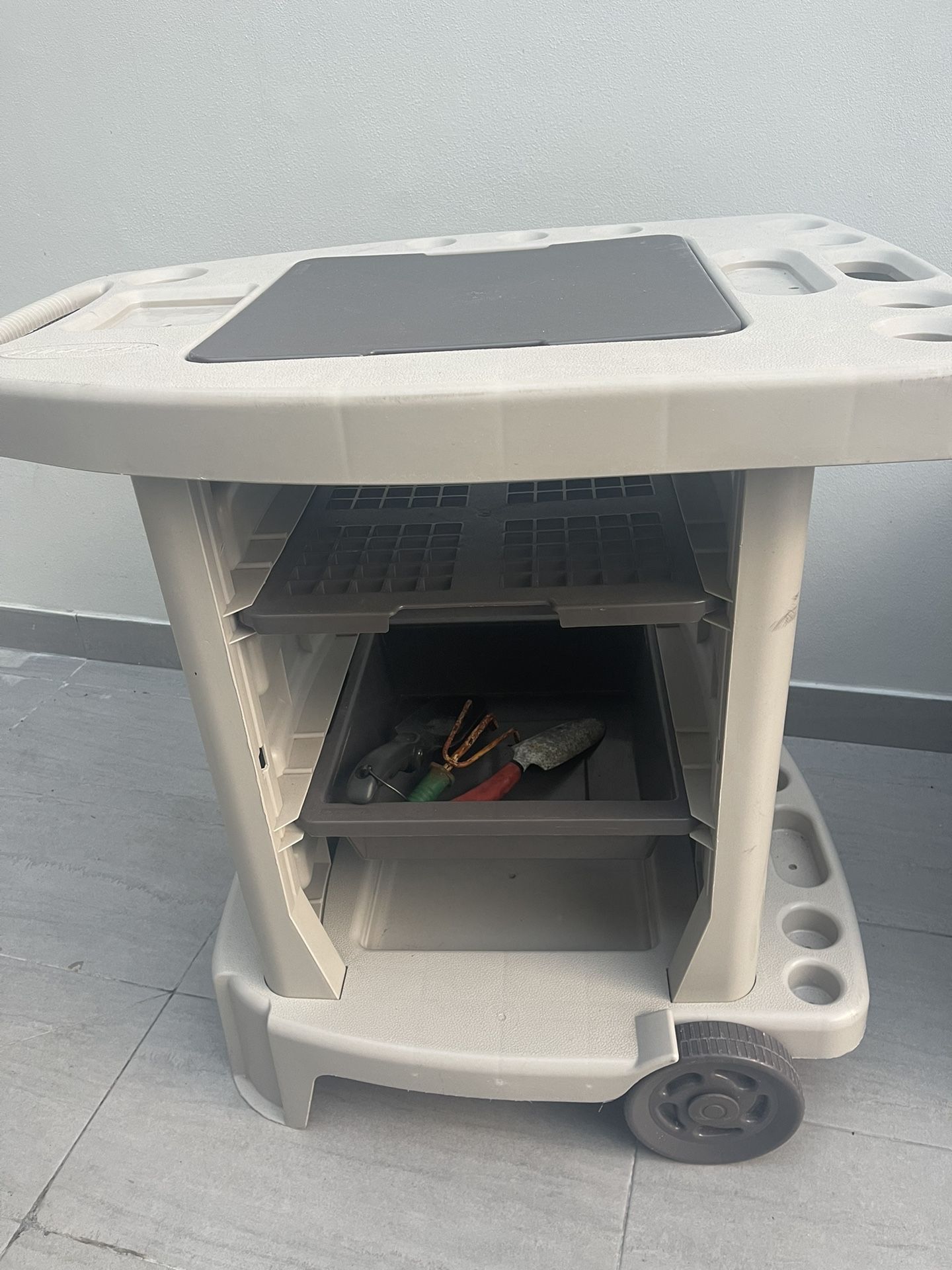 Suncast Portable Outdoor Garden Center