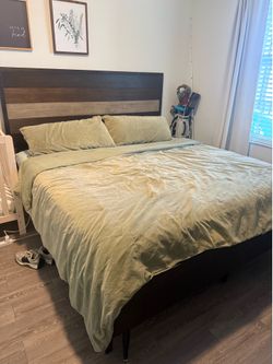 Rooms to go Multi-Tone Wood Bedroom Set - Bed, Dresser, and Nightstand