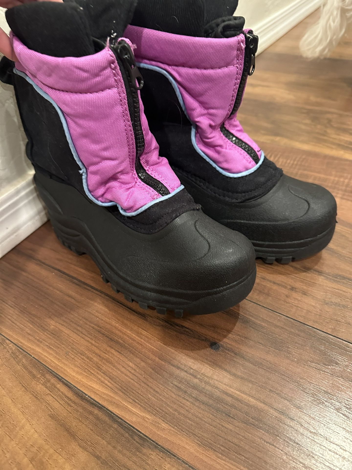 Girls Snow Boots Size 4!