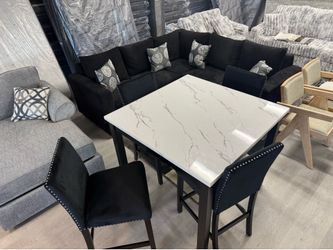 Sillones secciónales y mesa con 4 sillas