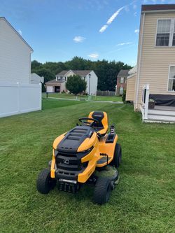 Cub Cadet XT1 Riding Lawn Mower/tractor