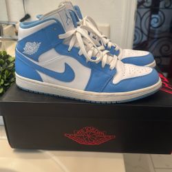 Air Jordan 1 Mid UNC