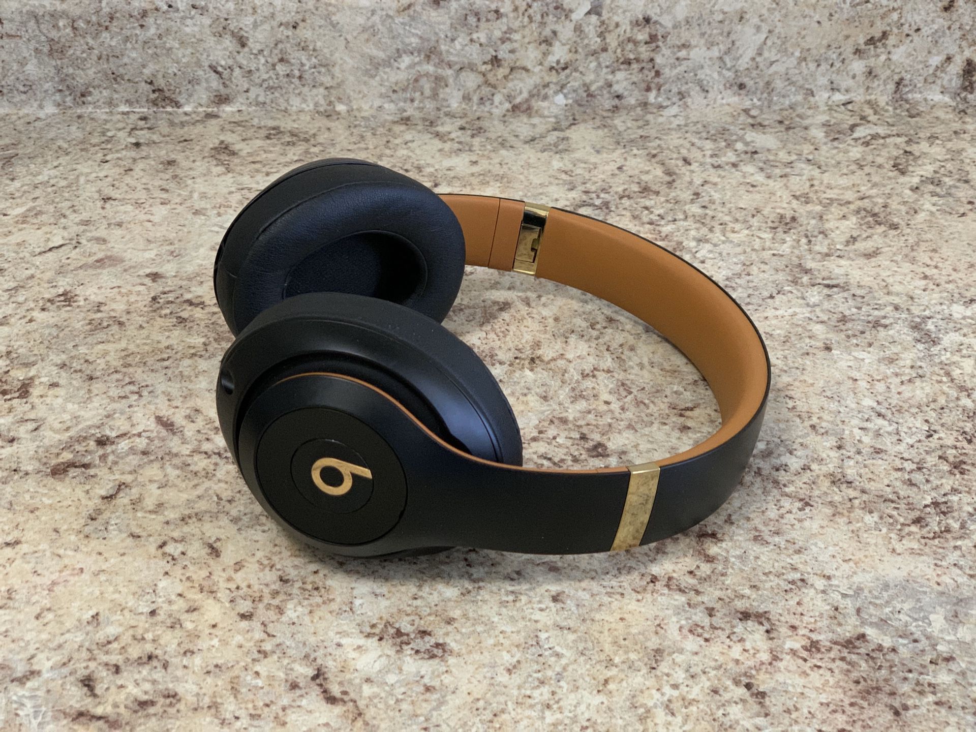 Beats Beats Studio3 Wireless Noise Cancelling Over-Ear Headphones - Midnight Black