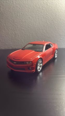 Maisto: 2010 Chevrolet Camaro (missing both mirrors)