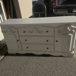 🎁BEAUTIFUL WHITE COLOR  SOLID WOOD DRESSER/BUFFET/TV STAND 64” X17” X32”  🎁