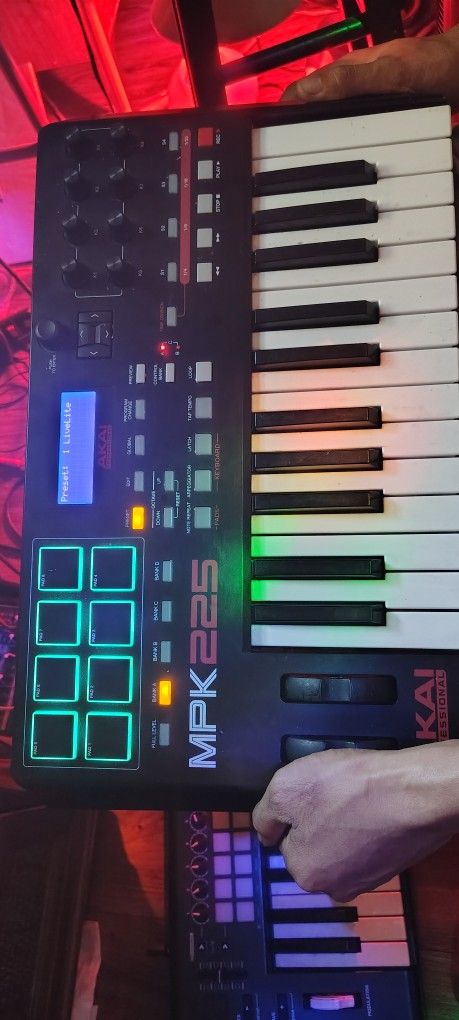 Akai MPK 225