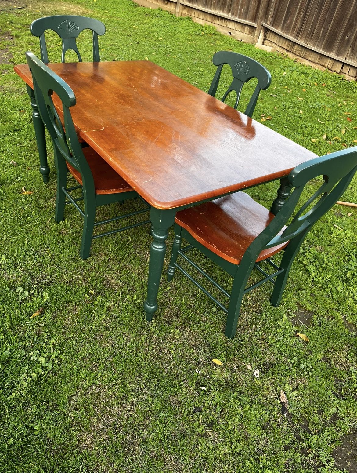 Dining Table/4 Chairs 