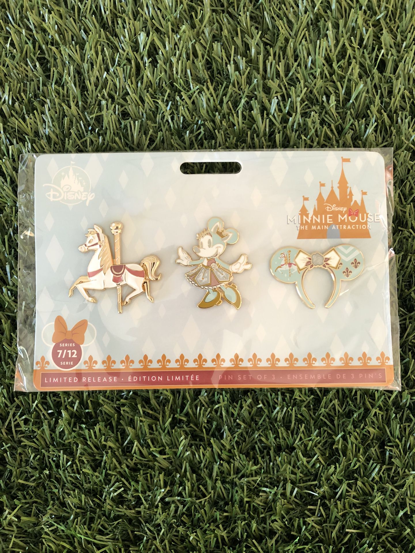 Minnie Mouse the Main Attraction pins Set July Disney