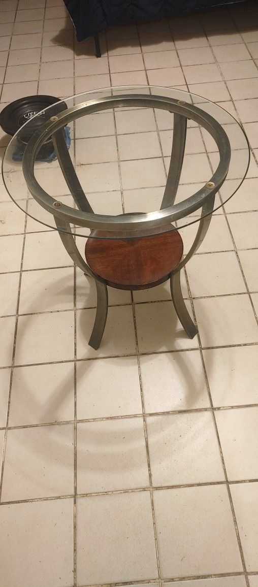 SMALL TABLE ASKING $10