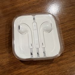 Apple EarPods Headphones with 3.5mm Plug