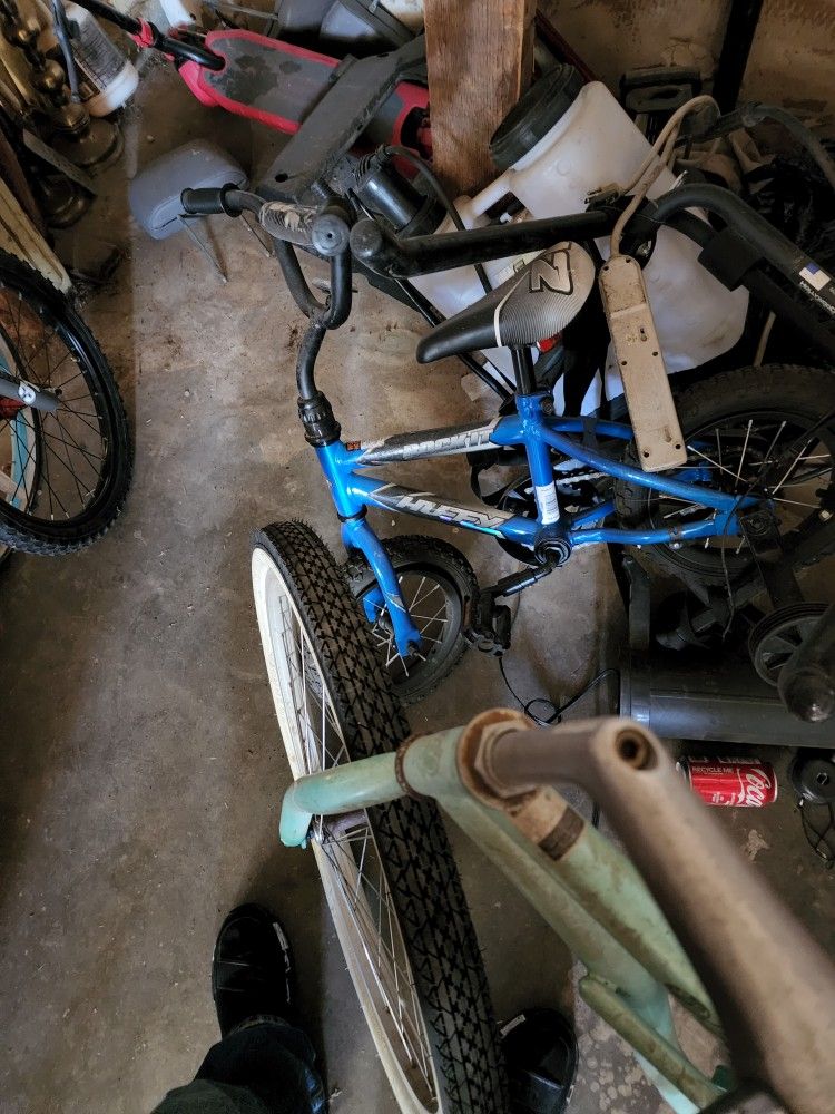 Vendo Unas Bicicletas Grandes Y Una  Bicicleta Chica De 18Drill Spencery Un Ventilador 