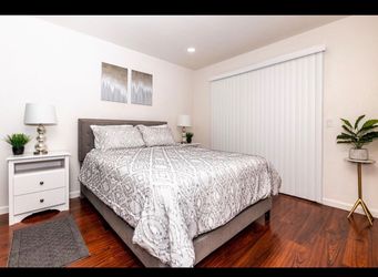 Queen Bed with Frame Bad, Mattress and Foundation.