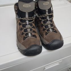 Keen boots , Size 10