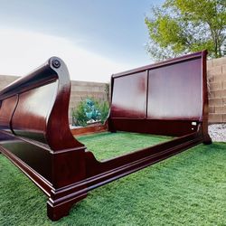 BEAUTIFUL KING SOLID WOOD BED FRAME ( FREE DELIVERY 🚚 FIRST FLOOR ) GREAT CONDITION 👌🏻🥰 