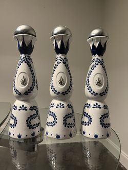  Clase Azul Reposado Empty Tequila Bottle 750 ml Hand Painted 15” Decanter. Condition is "used”.