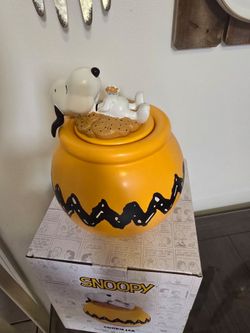New In Box Snoopy Munching Cookies 🍪 Large Size Cookie Jar