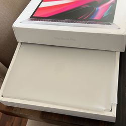 Apple MacBook Pro ((BRAND NEW IN BOX))