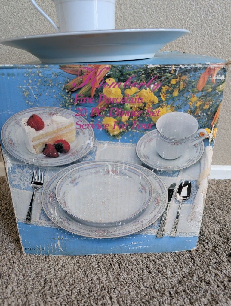 Vintage Fine China Porcelain Dinner Set 20pcs