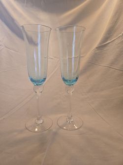 Gorgeous set of 2 vintage champagne flutes in the "Angelique" pattern by Luminarc / J.G. Durand (Made in France).
Features beautiful, vibrant sky bl