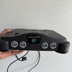 Nintendo 64 - Works comes with 2 controllers and game