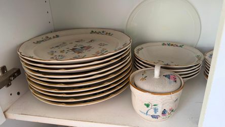 Vintage Dinnerware Set with Matching Accessories – Excellent Condition