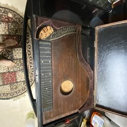 HARP? Antique Musical Instrument In It’s Case Needs Remivatrd