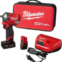 Milwaukee M12 1/2" Stubby Impact Wrench Kit