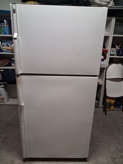 GE Refrigerator 33 W x 67 H Top Freezer bottom Fridge  (ice maker option)